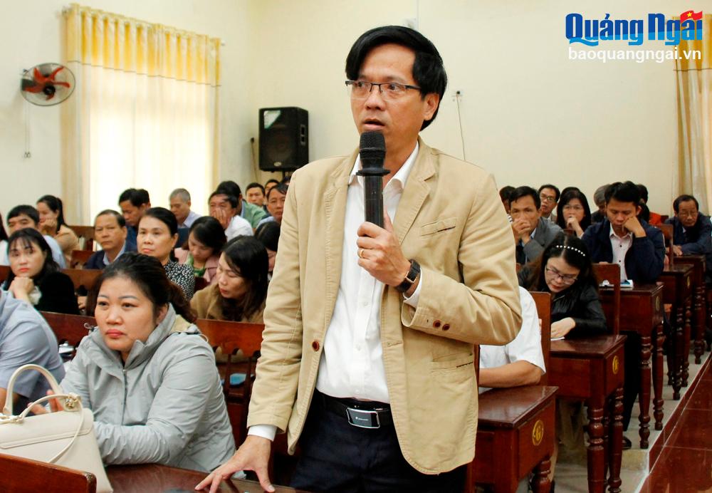 Phó Hiệu trưởng Trường Ok365vip - DTNT tỉnh Nguyễn Trà nêu ý kiến tại buổi tiếp xúc cử tri.