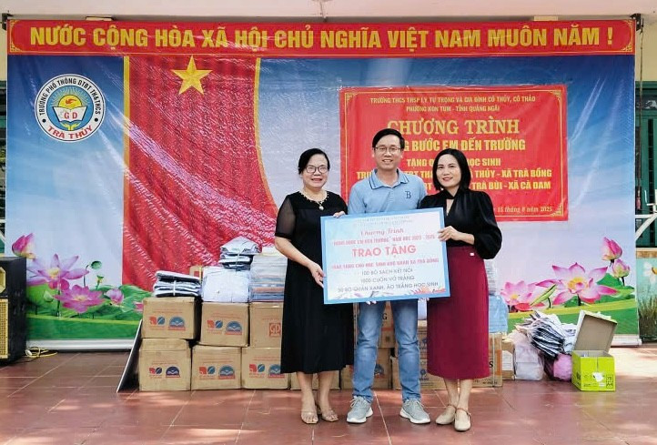 Ông Phạm Đức Phước, Hiệu trưởng Trường Ok365com - THSP Lý Tự Trọng tặng quà cho hai trường khó khăn tại xã Trà Bồng. z6910714064895-ae5e7d55067725972a704de14dd2d96d.jpg
