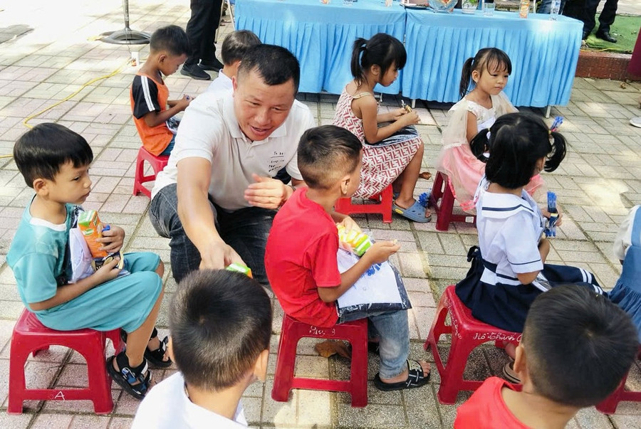 Ok365a com nhận những phần quà ý nghĩa, thiết thực. z6910714017843-1f635a223128940a9c1a1783dc598016.jpg