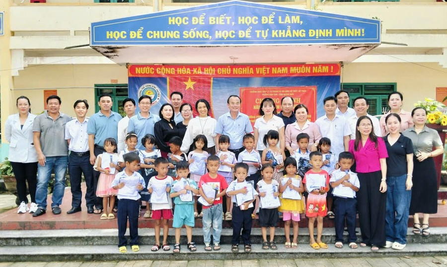 Lãnh đạo Sở GD&ĐT Ok365pp com cùng các thầy, cô giáo và học sinh lưu lại kỉ niệm ở xã Trà Bồng. z6910714011400-ebb118d1cd770aa04a4ba37679b4f0a1.jpg