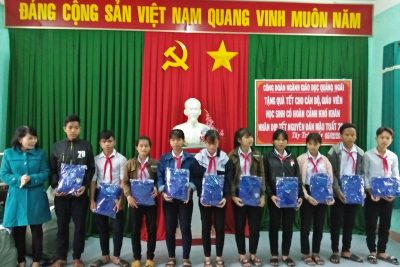 Trao quà tết cho học sinh nghèo ở miền núi và Ok365 khó khăn