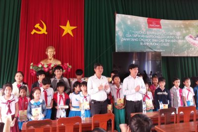 Ok365pp com: Trao vở học sinh bị thiệt hại trong đợt lũ tháng 12/2016