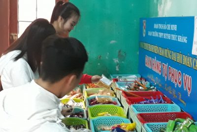 Gian hàng tự phục vụ ở Trường Ok365vip Huỳnh Thúc Kháng: Việc làm hay, ý tưởng tốt